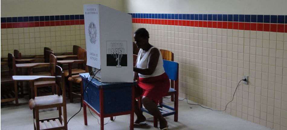Eleitora votando em uma urna eletrônica. Itamaracá-PE, 2010. 