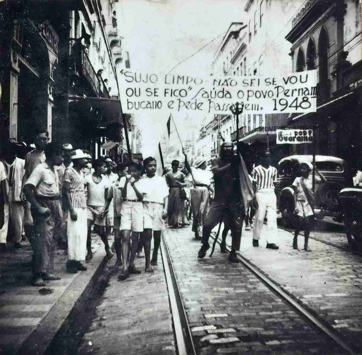 Manifestação popular no carnaval de Recife, 1948. 